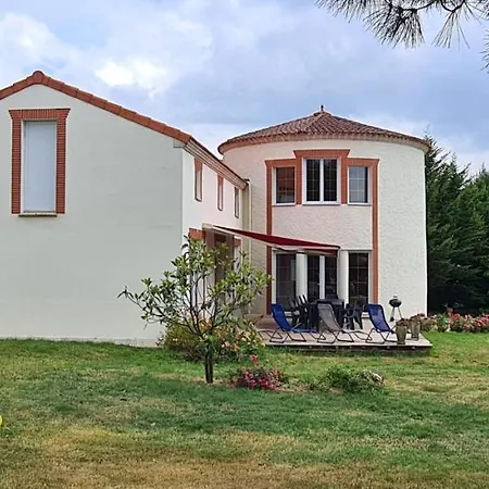 Holiday home Splendide La Tour Blanche 12min Du Puy Du Fou